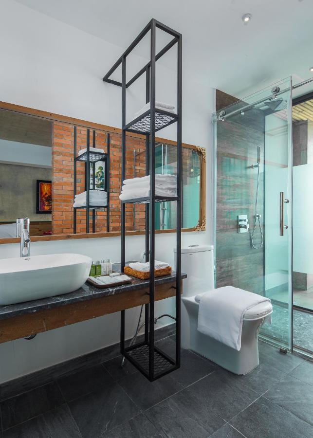 Cest La Vie Boutique Hotel Phnom Penh Exterior photo